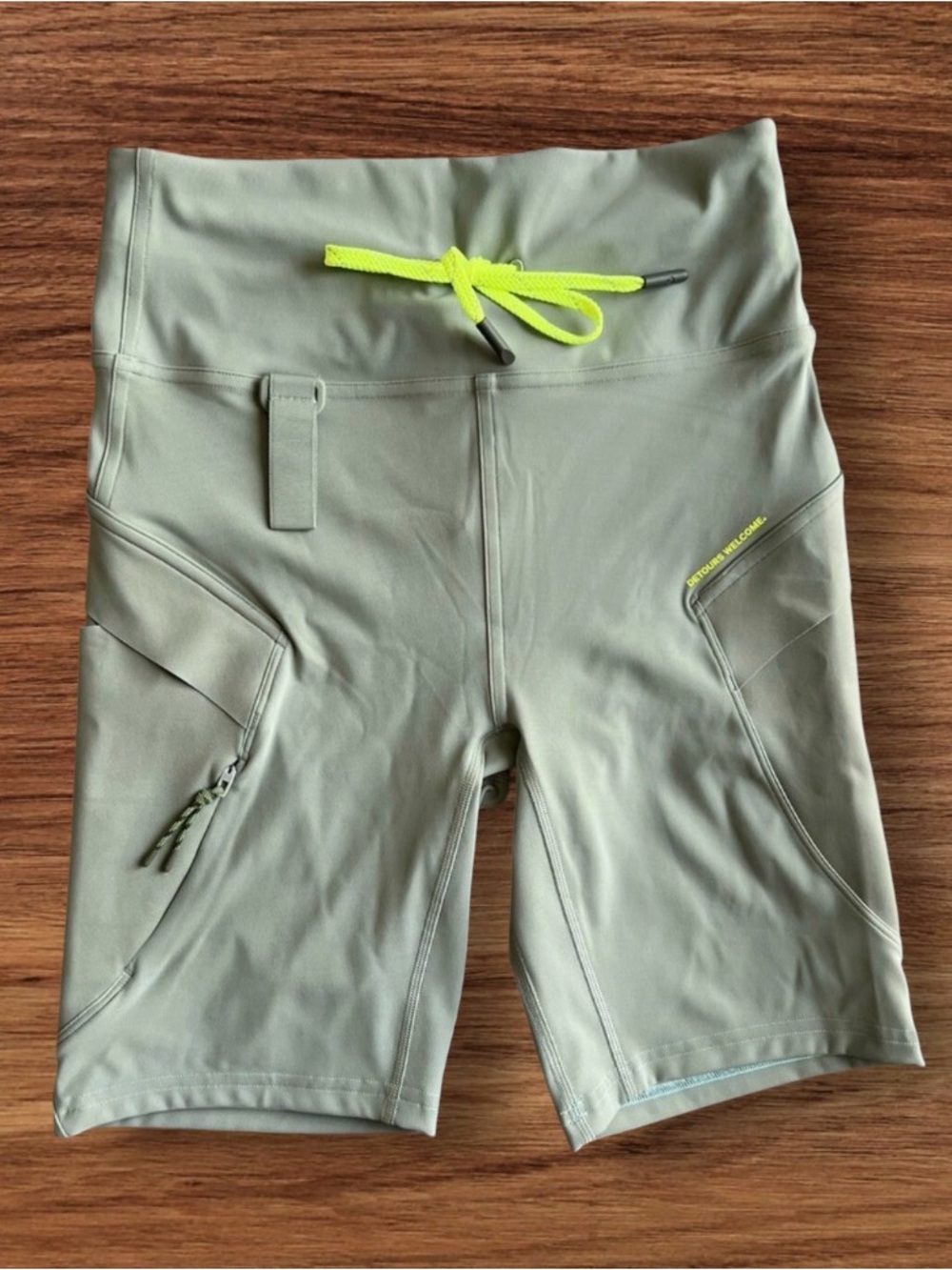 Lululemon Cargo Super-High-Rise Hiking Short 8" size 6